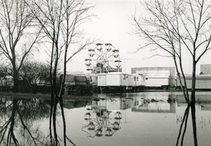 reinhard hentze, halle (saale), hochschule fr grafik und buchkunst leipzig, ddr-fotografie, 
wende, friedliche revolution, berliner mauer, grenzffnung, verfall, umbruch, widerstand, kinderheim, sozialismus, moskau, leningrad, amerika, u.s.a., wahlkampf, freie wahlen, infrarot-fotografie, museum moritzburg halle, altenpflege in der ddr, punker, christuskirche  halle, mansfeldkombinat eisleben, bad lauchstdt, wendedemos, ddr-aufstand, tansania, bildungsprojekt, ukalawa, design, karstadt, karl vlker, lochkamera, villa massimo, villa romana, arbeitsstipendium, kunststiftung sachsen-anhalt, stasi, staatssicherheit, auflsung stasi, ausstellung, zappendorf, leopoldina, goethe, theater, groformat-fotografie, architektur-fotografie, schwarz-weiss-fotografie, photography