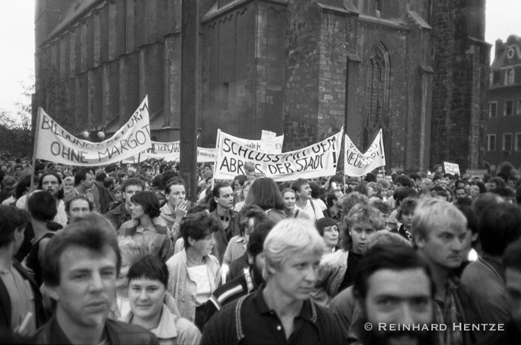 Reinhard Hentze, Halle (Saale), Achim B�hme, Wende, Friedliche Revolution, Demonstrationen 1989, Umbruch,                     DDR, Montagsdemos, Fotografie, Photography, Marktplatz, Oktober 1989, November 1989, Mauerfall, Staatssicherheit, Stasi, Opposition DDR, Demokratie, Wendedemos, Evelyn Richter, Hochschule f�r Grafik und Buchkunst Leipzig, Akademie Leipzig