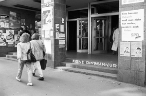 reinhard hentze, halle (saale), hochschule fr grafik und buchkunst leipzig, ddr-fotografie, 
wende, friedliche revolution, berliner mauer, grenzffnung, verfall, umbruch, widerstand, kinderheim, sozialismus, moskau, leningrad, amerika, u.s.a., wahlkampf, freie wahlen, infrarot-fotografie, museum moritzburg halle, altenpflege in der ddr, punker, christuskirche  halle, mansfeldkombinat eisleben, bad lauchstdt, wendedemos, ddr-aufstand, tansania, bildungsprojekt, ukalawa, design, karstadt, karl vlker, lochkamera, villa massimo, villa romana, arbeitsstipendium, kunststiftung sachsen-anhalt, stasi, staatssicherheit, auflsung stasi, ausstellung, zappendorf, leopoldina, goethe, theater, groformat-fotografie, architektur-fotografie, schwarz-weiss-fotografie, photography